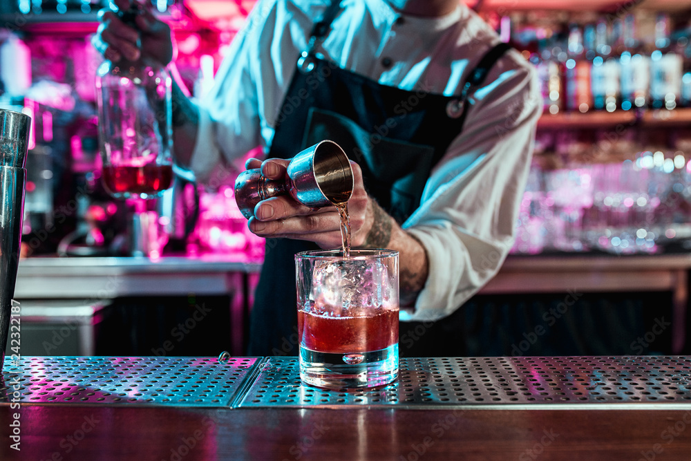 调酒师：舌尖上的魔术师与灵魂捕手封面