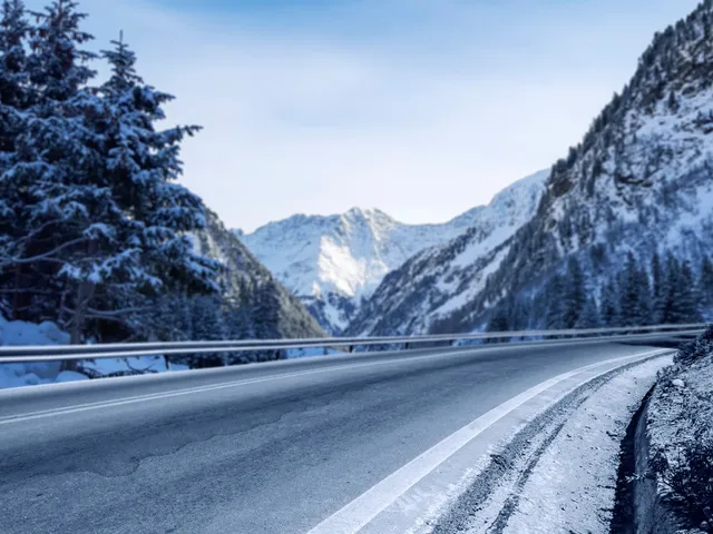 户外雪山汽车背景